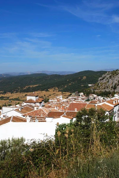 Vista elevada de la ciudad y el campo circundante, Grazalema, España . —  Fotos de Stock