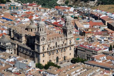 Katedral ve şehir çatılarının manzarası yükseldi, Jaen, İspanya.
