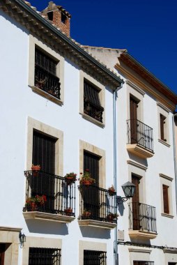 Geleneksel beyazlatılmış balkonlu kasaba evleri, Baeza, İspanya.