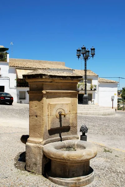 Fontanną z wodą pitną w Plaza Santa Lucia, Úbeda, Hiszpania. — Zdjęcie stockowe