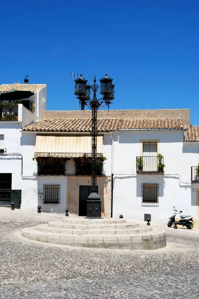 Udekorowany latarnia morska w Plaza Santa Lucia, Ubeda, Hiszpania. — Zdjęcie stockowe