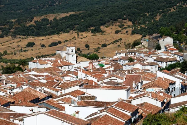 Erhöhter Blick auf die Stadt und die umliegende Landschaft, Grazalema, Spanien. — Stockfoto