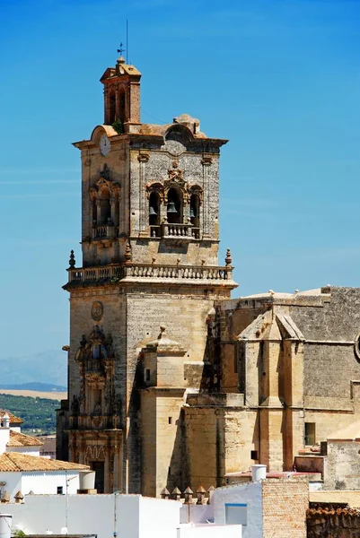 Vue surélevée de l'église St Peters, Arcos de la Frontera, Espagne . — Photo