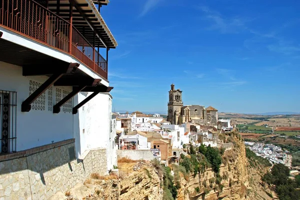 Vista elevada da igreja de St Peters e da cidade com o Parador à esquerda, Arcos de la Frontera, Espanha . — Fotografia de Stock