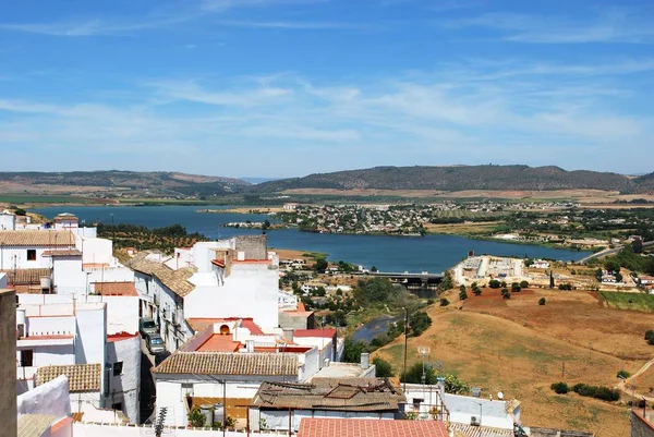 Emelkedett kilátás a városra és a víztározóra (embalse de arcos), Arcos de la Frontera, Spanyolország. — Stock Fotó