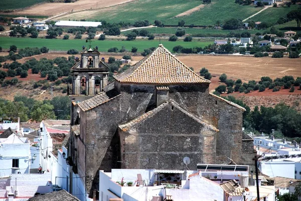 Vista elevada da igreja de San Augustin e edifícios da cidade, Arcos de la Frontera, Espanha . — Fotografia de Stock