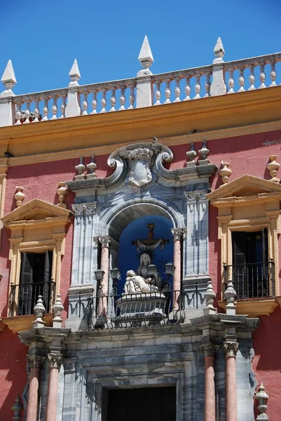 Statues au-dessus de l'entrée du Palais épiscopal de la place Obispo, Malaga, Espagne . — Photo