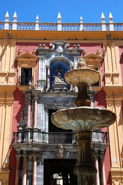 Fuente de piedra en la Plaza Obispo con el Palacio Episcopal en la parte trasera, Málaga, España . —  Fotos de Stock