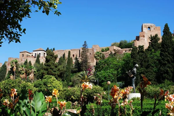 Widok na zamek z ogrodów Pedro Luis Alonso, Malaga, Hiszpania. — Zdjęcie stockowe