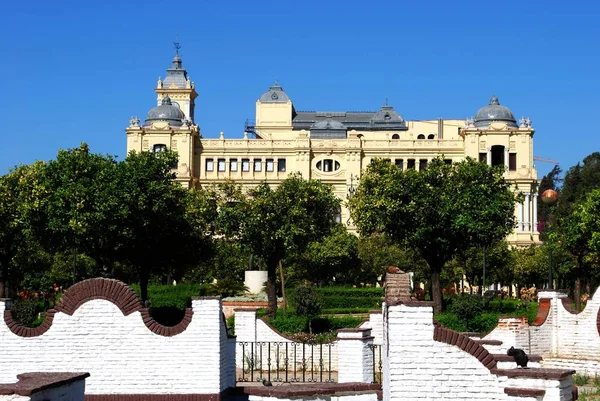 Vista de los jardines de Pedro Luis Alonso con el ayuntamiento en la parte trasera, Málaga, España . — Foto de Stock