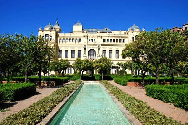 Fontaine dans les jardins Pedro Luis Alonso avec l'hôtel de ville à l'arrière, Malaga, Espagne . — Photo