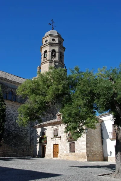 Kilátás a katedrálisra a Santa Maria Plazában, Baeza, Spanyolország. — Stock Fotó