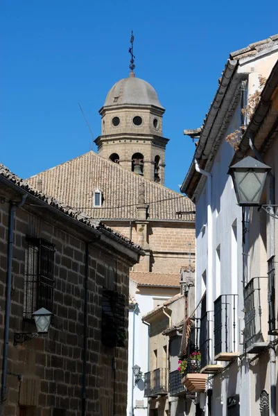 Vista del campanario de la Catedral vista al final de una calle del casco antiguo, Baeza, España . — Foto de Stock
