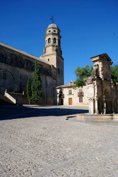 Άποψη του καθεδρικού ναού με το σιντριβάνι Santa Maria στα δεξιά στην πλατεία Santa Maria Plaza, Baeza, Ισπανία. — Φωτογραφία Αρχείου