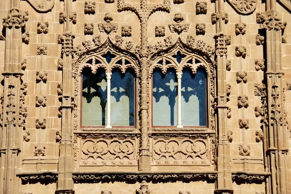 İspanya, Baeza 'daki Jabalquinto Sarayı' nın önünde kemerli pencereler ve dekoratif duvar ayrıntıları var.. — Stok fotoğraf