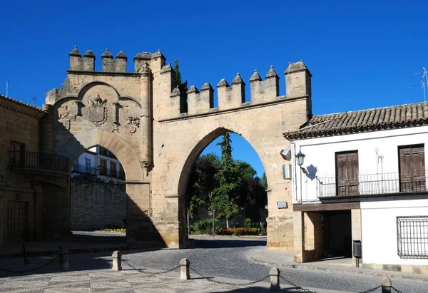 Vista do Arco de Villalar com a Puerta de Jaen à direita na Plaza de Populo, Baeza, Espanha . — Fotografia de Stock