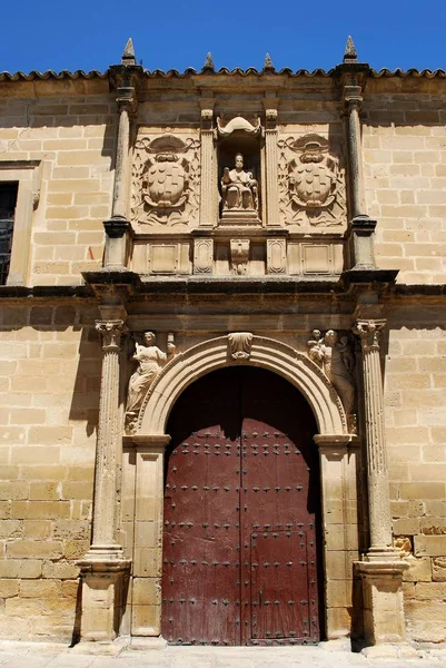 Vorderansicht der Kirche von San Pedro mit ihrem großen Portal, ubeda, Spanien. — Stockfoto