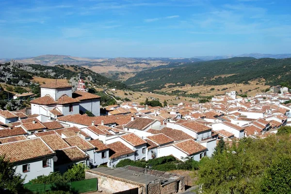 Emelkedett kilátás a városra és a környező vidékre, Grazalema, Spanyolország. — Stock Fotó