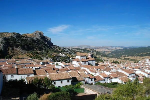 Şehrin ve çevrenin yüksek manzarası, Grazalema, İspanya. — Stok fotoğraf