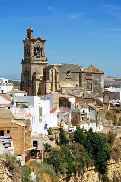 Widok na kościół św. Piotra i budynki miejskie, Arcos de la Frontera, Hiszpania. — Zdjęcie stockowe