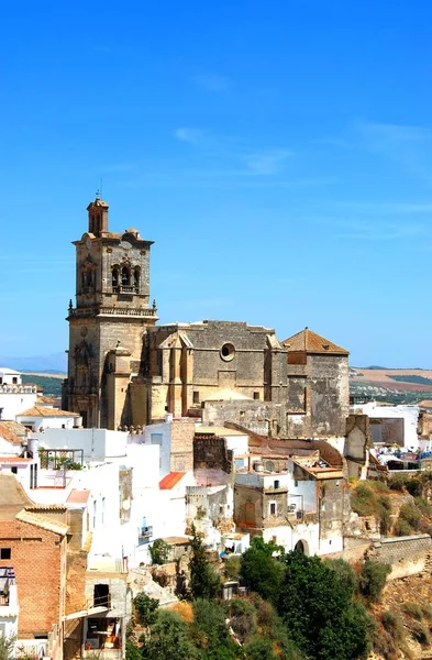 Zicht op St Peters kerk en witte stad gebouwen, Arcos de la Frontera, Spanje. — Stockfoto