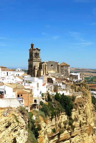 Widok na kościół św. Piotra i stare miasto, Arcos de la Frontera, Hiszpania. — Zdjęcie stockowe