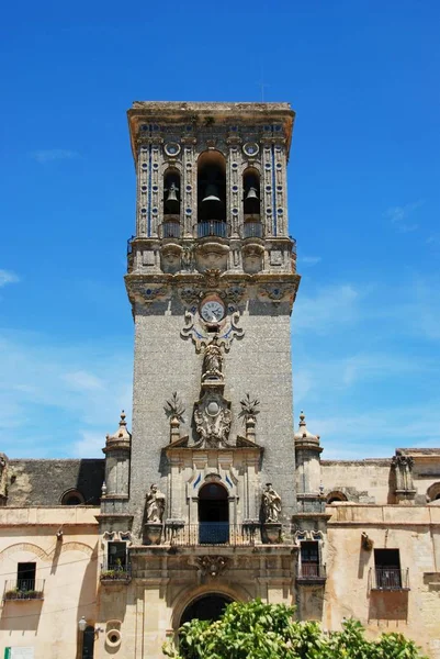 Santa Maria Basilika Glockenturm auf der Plaza del Cabildo, arcos de la frontera, Spanien. — Stockfoto