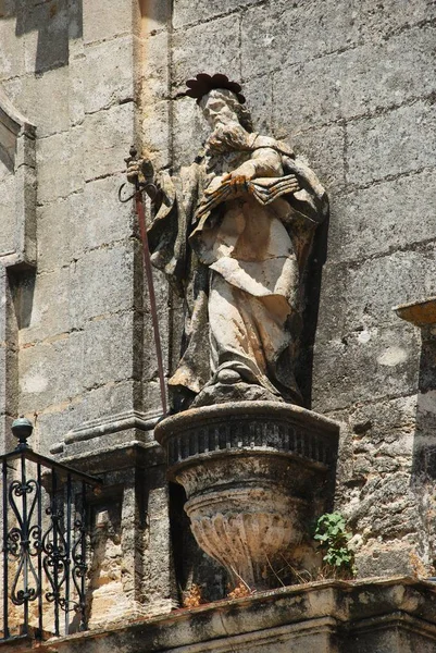 Szobor a Santa Maria templom homlokzatán, Arcos de la Frontera, Spanyolország. — Stock Fotó