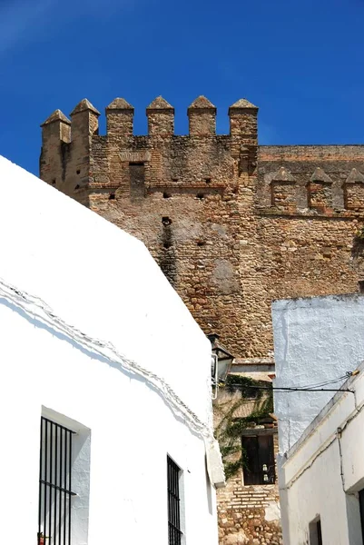 Vue d'une partie des remparts du château, Arcos de la Frontera , . — Photo