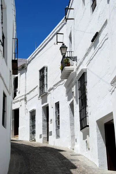 Vue sur une vieille rue blanchie à la chaux, Arcos de la Frontera, Espagne . — Photo