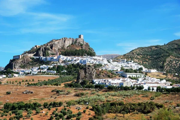 Blick auf die Stadt mit einer Burg auf dem Hügel, zahara de la sierra, Spanien. — Stockfoto