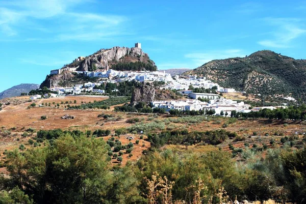 Widok na miasto z zamkiem na wzgórzu, Zahara de la Sierra, Hiszpania. — Zdjęcie stockowe