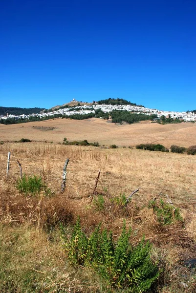 Pohled na vybledlou vesnici a okolní krajinu s hradem na vrcholu kopce, Jimena de la Frontera, Španělsko. — Stock fotografie