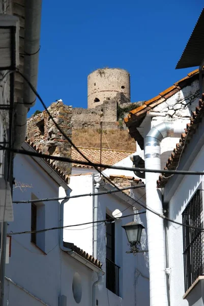 Vista a lo largo de la calle lateral del pueblo con el castillo en la parte trasera, Jimena de la Frontera, España . — Foto de Stock