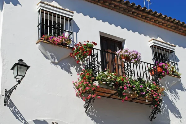 Mooie balkons op een herenhuis, Jimena de la Frontera, Spanje. — Stockfoto