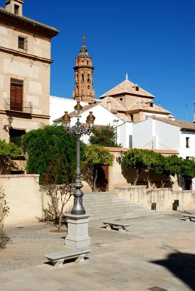 Plaza Guerrero Munoz avec le musée municipal (Palacio de Njera) à gauche, tour d'Iglesia San Sebastian dans le centre, Antequera, Espagne . — Photo