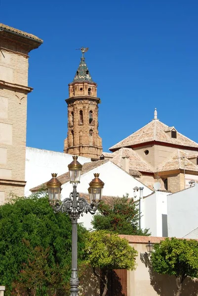 Plaza Guerrero Munoz com a torre sineira da igreja (Iglesia San Sebastian) para trás, Antequera, Espanha . — Fotografia de Stock