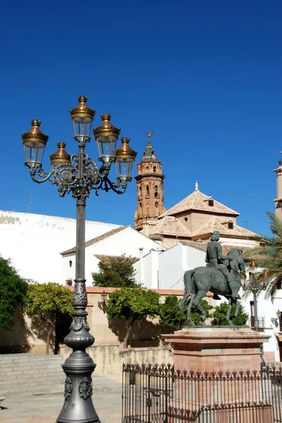 Plaza Guerrero Munoz avec le clocher de San Sebastian et statue de Fernando I, Antequera, Espagne . — Photo