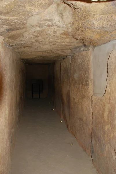 Corredor de acesso à sala sepulcral, Dolmen de Viera, The Dolmens, Antequera, Espanha . — Fotografia de Stock