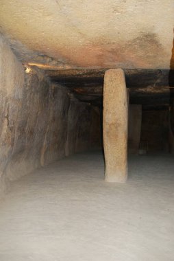 Dolmen de Menga 'nın iç kolonları, Dolmens, Antequera, İspanya.