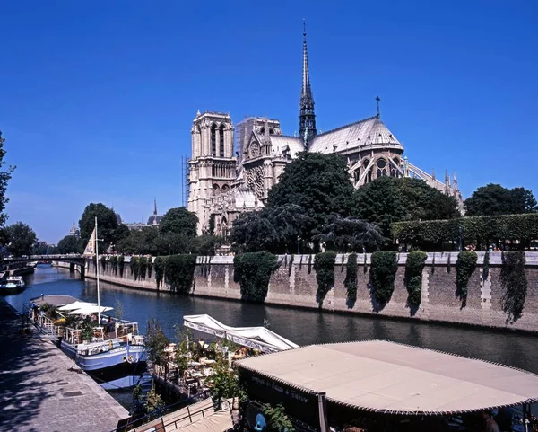 Vista de la Catedral de Notre Dame con embarcaciones de recreo en el río Sena en primer plano, París, Francia . — Foto de Stock