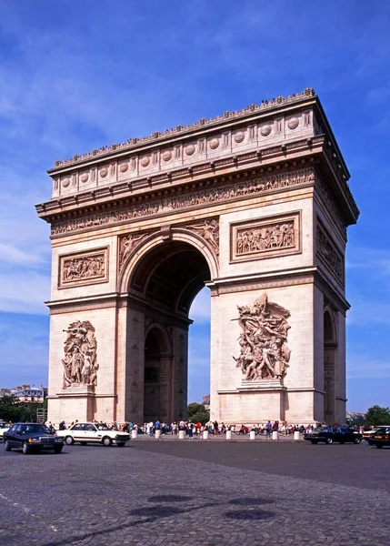 View of the Arc de Triomphe along the Place Charles de Gaulle at the end of the Champs-Elysees, Paris, France. — Stock Photo, Image