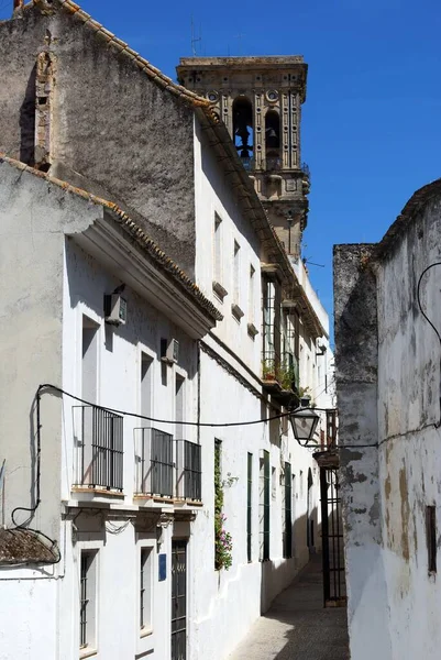 View through narrow street towards the church, Arcos de la Frontera, Spain. — 스톡 사진