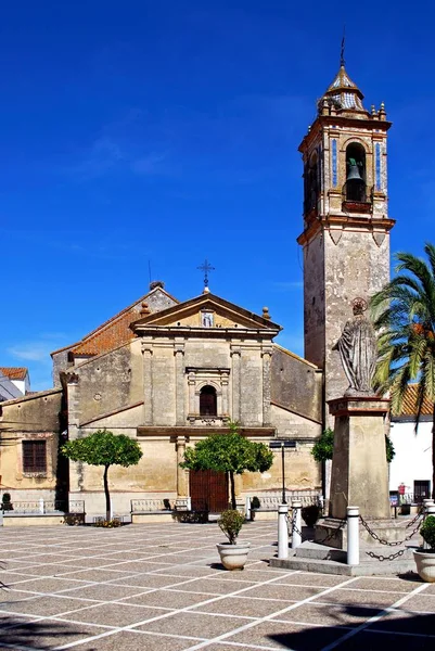 Kyrkan i Plaza Alcalde Jose Gonzalez, Bornos, Spanien. — Stockfoto