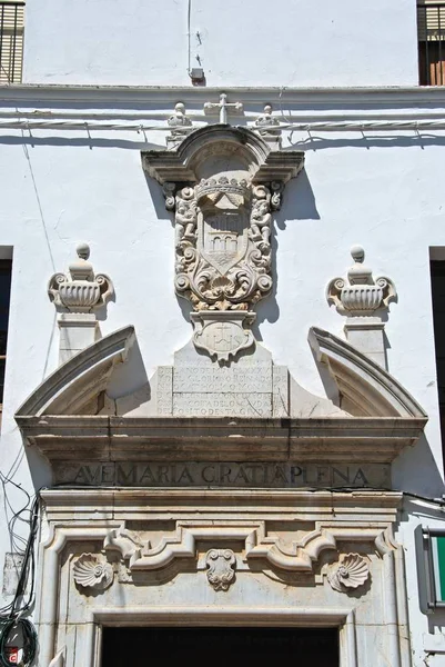 Zdobené kamenné dveře do El Posito, Arcos de la Frontera, Španělsko. — Stock fotografie