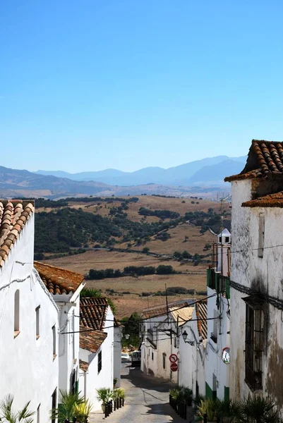 Város utca kilátással a vidékre, Jimena de la Frontera, Spanyolország. — Stock Fotó