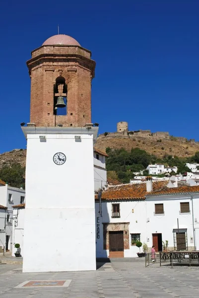 Campanario en la plaza del pueblo con el castillo en la parte trasera, Jimena de la Frontera, España . —  Fotos de Stock