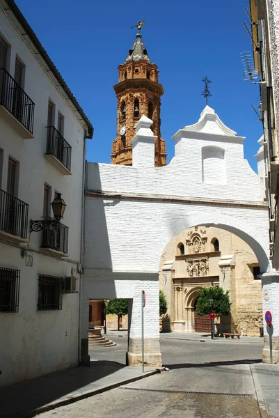 Egyház keresztül a boltíven vezet a Plaza San Sebastian, Antequera, Spanyolország. — Stock Fotó