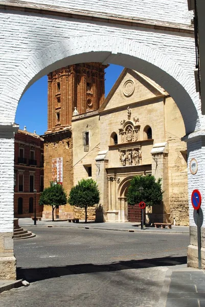 Iglesia vista a través del arco que conduce a la Plaza San Sebastián, Antequera, España . — Foto de Stock