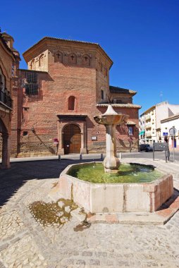  Önünde bir çeşme bulunan Santa Eufemia Manastırı, Antequera, İspanya.